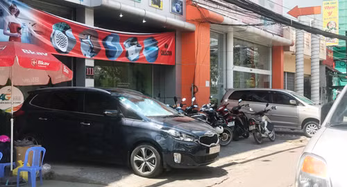 Hàng loạt ôtô đậu chiếm hết vỉa hè đường Điện Biên Phủ, phường 15, quận Bình Thạnh, TP HCM được người dân phát hiện trưa 11/4. “Kết quả hết sức bất ngờ, đúng như những gì lãnh đạo UBND quận Bình Thạnh cam kết là sau khi tiếp nhận phản ánh, trong vòng 60 phút, cơ quan chức năng phải hoàn tất việc kiểm tra, lập biên bản và ban hành quyết định xử phạt nếu có vi phạm”, chị Oanh, người dân ngụ phường 15, quận Bình Thạnh, chia sẻ. Theo chị Oanh thì sau khi tải ứng dụng nói trên, trưa cùng ngày, ba của chị phát hiện nhiều ôtô đậu chễm chệ chiếm trọn vỉa hè dành cho người đi bộ trên đường Điện Biên Phủ, phường 15, quận Bình Thạnh. Ngay lập tức chị Oanh mở ứng dụng vừa tải về chụp lại những hình ảnh vi phạm này, cùng lúc hệ thống ứng dụng đã tự động cập nhật chính xác thời gian, địa điểm vi phạm nhấn nút gửi…