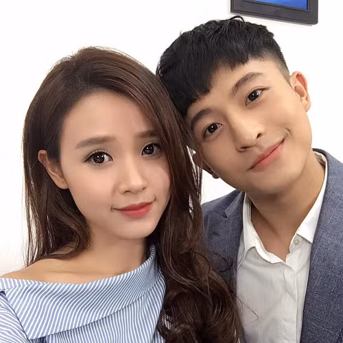 Cách đây không lâu, cả 2 đã cùng nhau chụp chung một bộ ảnh mới cực tình cảm. Họ cho biết, đây là món quà dành tặng fan sau thành công của 4 năm 2 chàng 1 tình yêu. Tuy nhiên với những cử chỉ thân mật, nhiều người cho rằng cặp đôi đang có tình cảm trên mức đồng nghiệp.