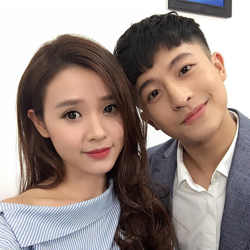 Cách đây không lâu, cả 2 đã cùng nhau chụp chung một bộ ảnh mới cực tình cảm. Họ cho biết, đây là món quà dành tặng fan sau thành công của 4 năm 2 chàng 1 tình yêu. Tuy nhiên với những cử chỉ thân mật, nhiều người cho rằng cặp đôi đang có tình cảm trên mức đồng nghiệp.