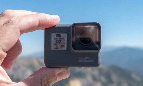 Máy quay GoPro Hero5 với thông số kỹ thuật cao của máy quay hành động giúp bạn ghi lại những khoảnh khắc đáng nhớ nhất trong đi mùa Giáng sinh. Ảnh: Cnet.