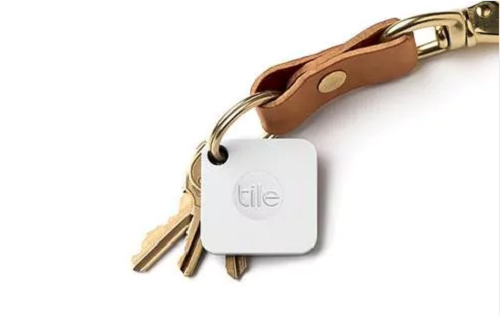Móc chìa khóa thông minh Tile giúp người dùng tìm thấy mọi vật dụng như ví tiền, túi xách, xe...bằng định vị GPS, âm thanh đặc trưng thông qua kết nối bluetooth. Ảnh: Tech.