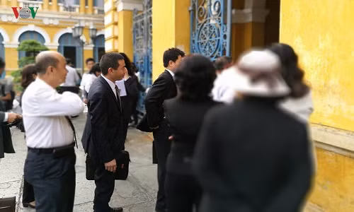 Các luật sư tham gia bào chữa cho các bị cáo chờ làm thủ tục vào dự tòa.