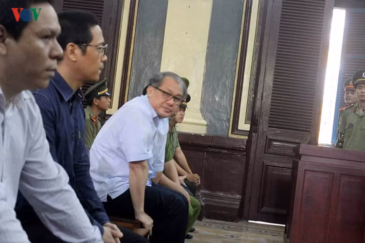 Bị cáo Phạm Công Danh có 5 luật sư bào chữa. Cả 5 luật sư đều có mặt trong ngày khai mạc phiên phúc thẩm. Bị cáo Phạm Công Danh tiếp tục đề nghị toà triệu tập ông Trần Quý Thanh (Tập đoàn Tân Hiệp Phát).