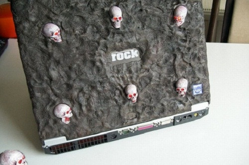 Lớp đất sét bên ngoài cùng những chiếc đầu lâu thạch cao khiến ai cũng phải bỏ chạy. Ảnh: Printest.