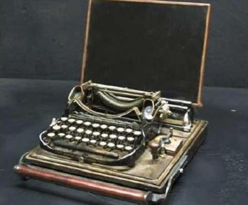 Laptop kết hợp máy đánh chữ bằng gỗ, nặng 10kg là sản phẩm của nhà thiết kế Nhật Bản Nande Motukuruyo. Ảnh: PCworld.