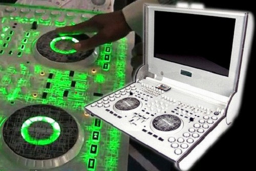 Laptop màn hình cảm ứng biến thành một bàn chỉnh nhạc di động dành cho DJ. Ảnh: Printest.