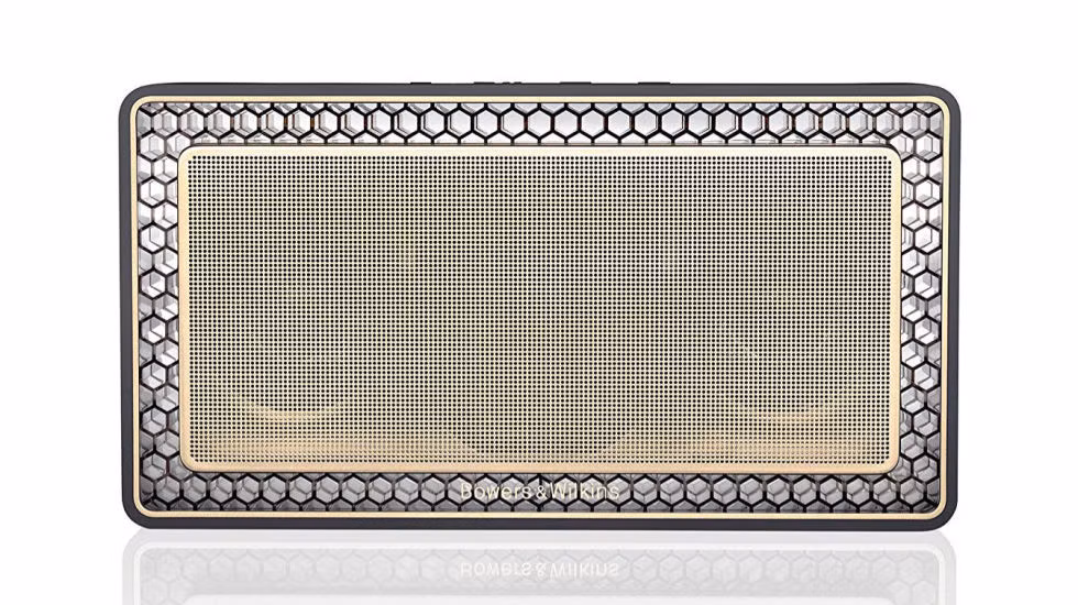 Đặc điểm nổi bật nhất trên loa Bowers &amp; Wilkins T7 là thời lượng pin lên đến 18 tiếng, chưa từng có trên bất kỳ sản phẩm loa ngoài Bluetooth trên thị trường. Hơn nữa, Bowers &amp; Wilkins T7 còn mang đậm tính thời trang và thời gian bảo hành 2 năm.