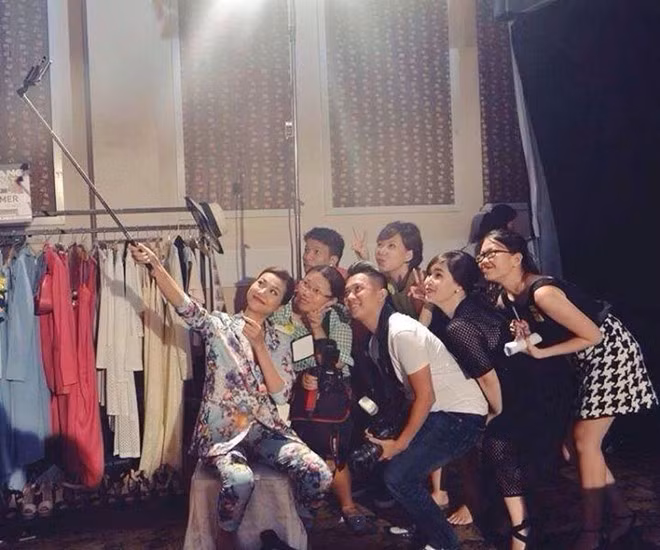 Thanh Hằng là một người rất thích chụp ảnh tự sướng ở mọi lúc, mọi nơi. Ảnh: Zing.