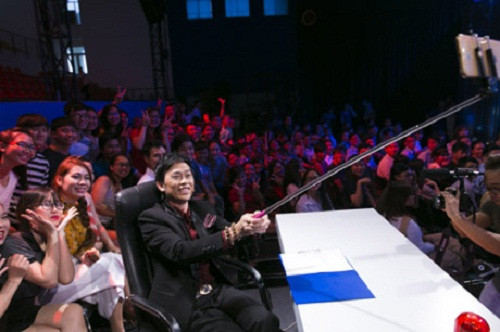 Hoài Linh sắm gậy tự sướng để chụp hình và livestream cho fans xem. Ảnh: Khám Phá.