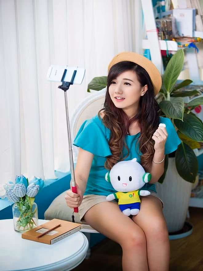 Hotgirl Mie tươi như hoa với gậy selfie. Ảnh: Thanhcongmobile.