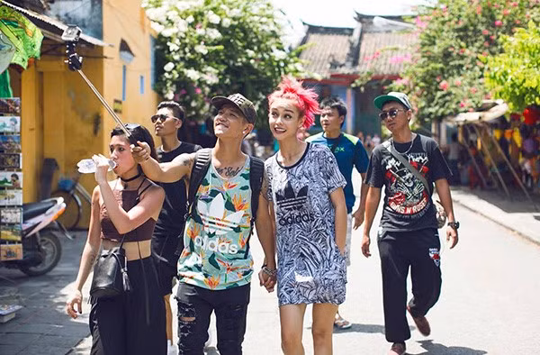 Cường Seven cùng bạn bè selfie trên phố. Ảnh: Zing.