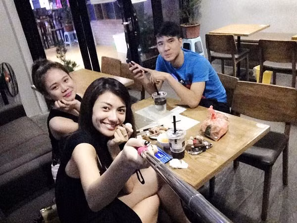Siêu mẫu Hồng Quế chụp ảnh tự sướng khi đi ăn cùng bạn bè. Ảnh: Facebook Hồng Quế.