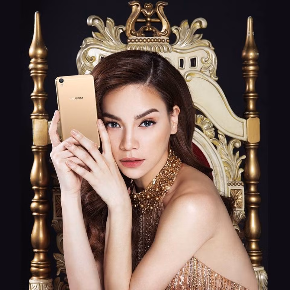 Xuất hiện trong TVC F1 plus của thương hiệu điện thoại OPPO Camera Phone, Hà Hồ toát lên vẻ đẹp đầy kiêu hãnh và quyến rũ. Ảnh: Facebook Ho Ngoc Ha.