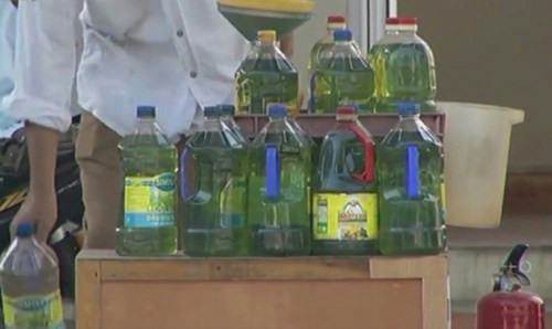 Xăng được đóng chai bán như bán bia hơi tại huyện Vân Đồn.