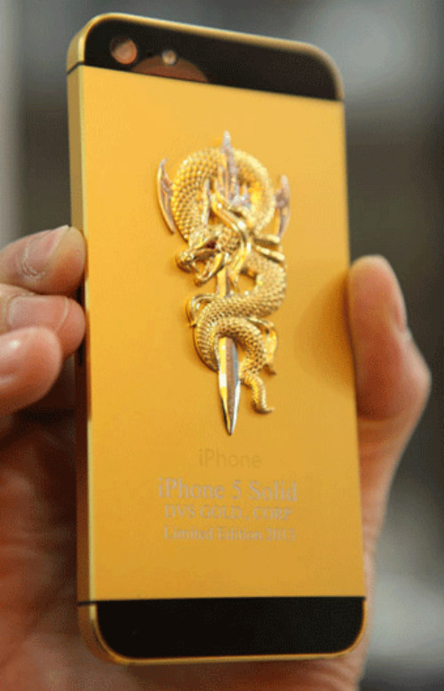 iPhone 5 phiên bản rắn vàng độc đáo. Ảnh: Zing.