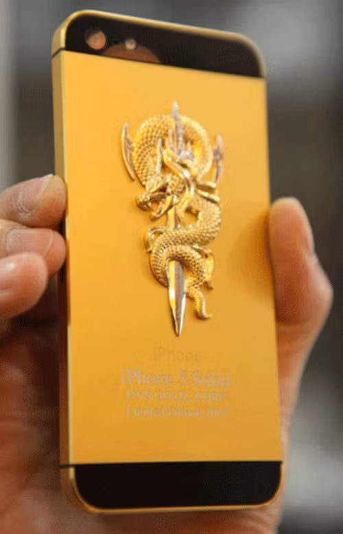 iPhone 5 phiên bản rắn vàng độc đáo. Ảnh: Zing.