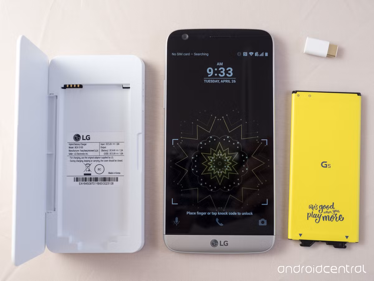 Chiếc điện thoại mới của LG được tích hợp sạc nhanh không dây. Pin của LG G6 có thể được tháo rời để tránh lỗi pin liền và an toàn hơn. Ảnh: Androidcentral.
