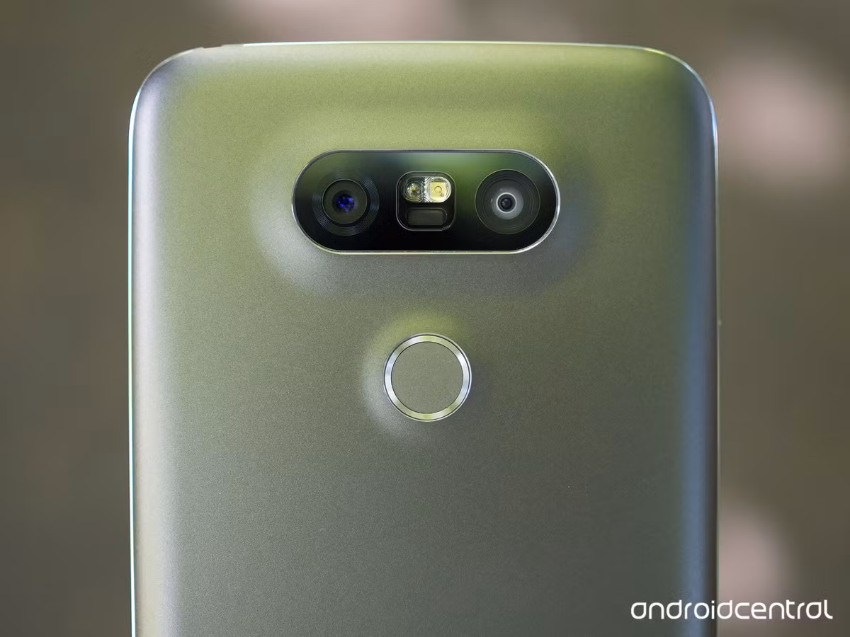 Ngoài ra, LG sẽ trang bị camera kép, cảm biến đơn 24MP, camera trước 7 megapixel cho G6. Ảnh: Androidcentral.