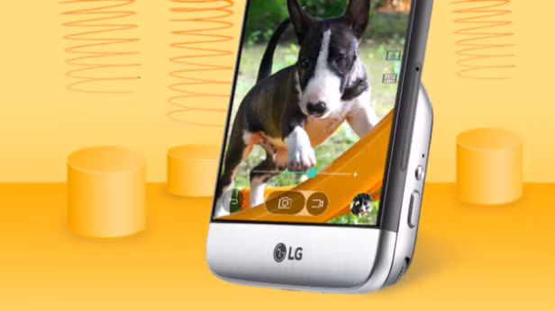 Trước đó có tin đồn cho rằng LG G6 sẽ sở hữu màn hình cong OLED tương tự Samsung Galaxy S7. Tuy nhiên, theo trang tin tức ChosunBiz của Hàn Quốc, LG vấp phải nhiều vấn đề trong quá trình trang bị màn hình cong cho sản phẩm và quyết định không sử dụng màn hình cong cho G6 nữa. Ảnh: Trustedreview.