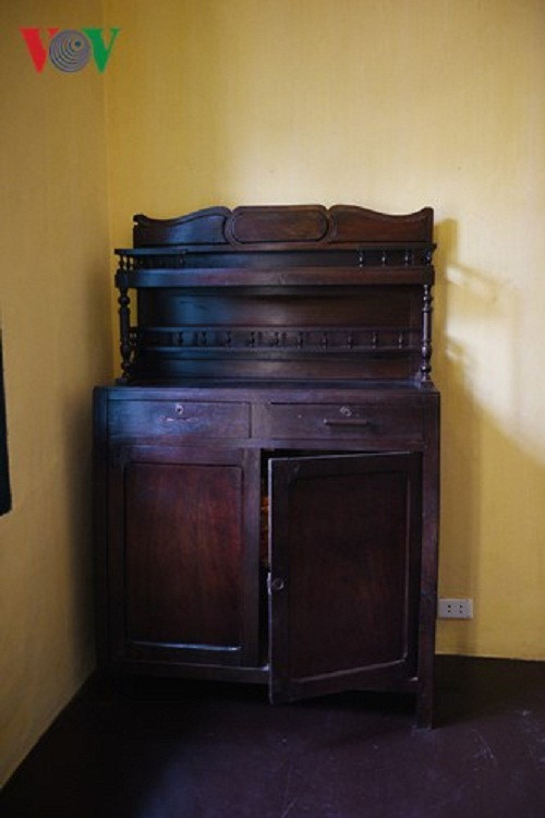 Trong phòng còn có sập, giường, tủ tài liệu là những kỷ vật liên quan đến thời gian Bác sống và làm việc tại đây được giữ nguyên trạng như vị trí ban đầu.