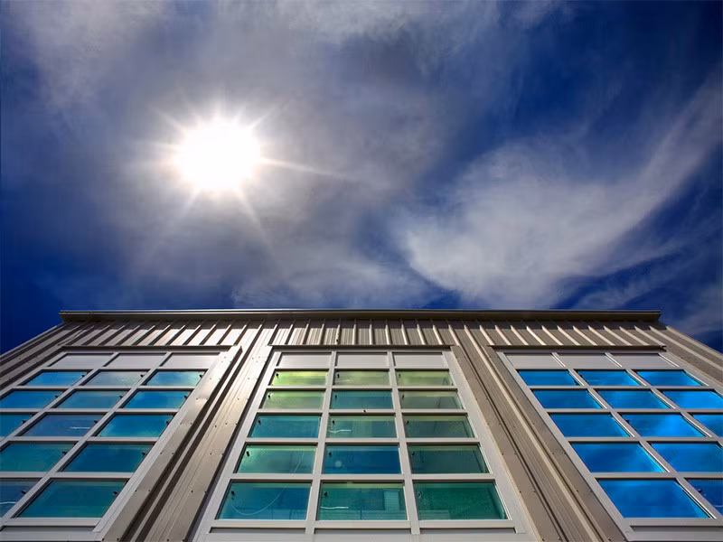 Theo dự báo của Frog, những tòa nhà văn phòng sử dụng năng lượng mặt trời mà không cần sử dụng nhiên liệu hóa thạch sẽ phổ biến hơn vào năm 2017. Khi đó, gạch có thể phát triển từ vi khuẩn, xi măng hút khí CO2...Ảnh: Earthjustice.