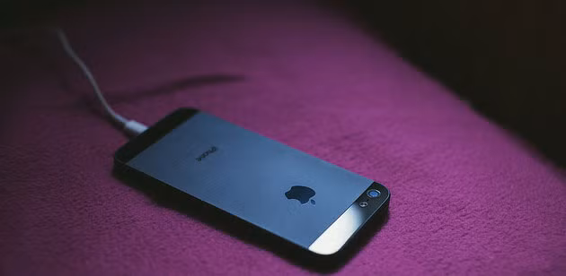 Theo nghiên cứu trên website Batterty University chuyên cung cấp thông tin về pin thì pin iPhone hoạt động không hiệu quả khi nhiệt độ trên 30 độ C. Vì vậy, bạn nên hạn chế sạc iPhone ở những nơi nhiệt độ quá cao. Ảnh: Ampercent.