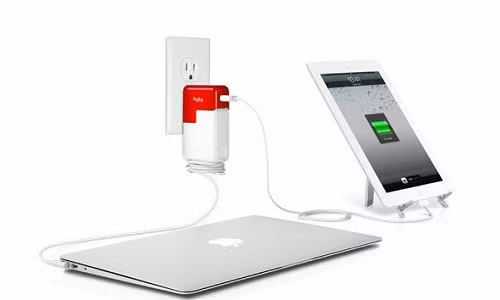 Vì vậy, nếu muốn sạc iPhone nhanh hơn, bạn nên sử dụng bộ sạc chuẩn và cắm sạc trực tiếp với nguồn điện. Ảnh: Mashable.