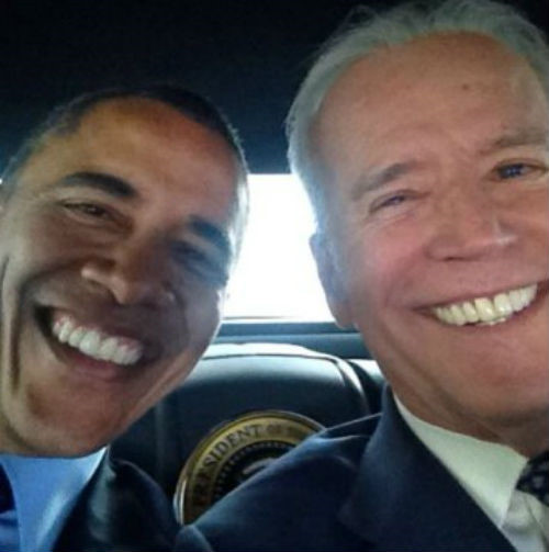 Ông Obama và và Phó Tổng thống Joe Biden chụp ảnh tự sướng trong xe hơi. Ảnh: Mirror.