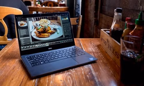 Theo đánh giá trên trang công nghệ Techradar, Dell XPS 13 đứng đầu danh sách laptop tốt nhất 2016. Đây là sản phẩm thuộc phân khúc cao cấp của Dell với thiết kế siêu mỏng, nhẹ và đẹp. Mọi đường nét trên Dell XPS 13 đều được chế tác vô cùng tinh xảo.