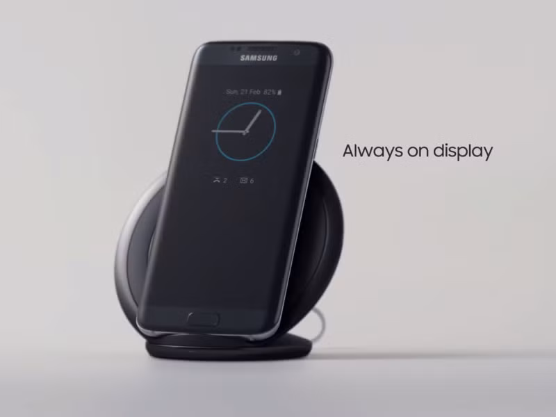 Tính năng này giúp bạn dễ dàng xem các thông tin như lịch, giờ, lượng pin mà không cần mở khóa máy. Để cài đặt, bạn vào Setting-->Always On Display --> Bật. Ảnh: Tech Times.