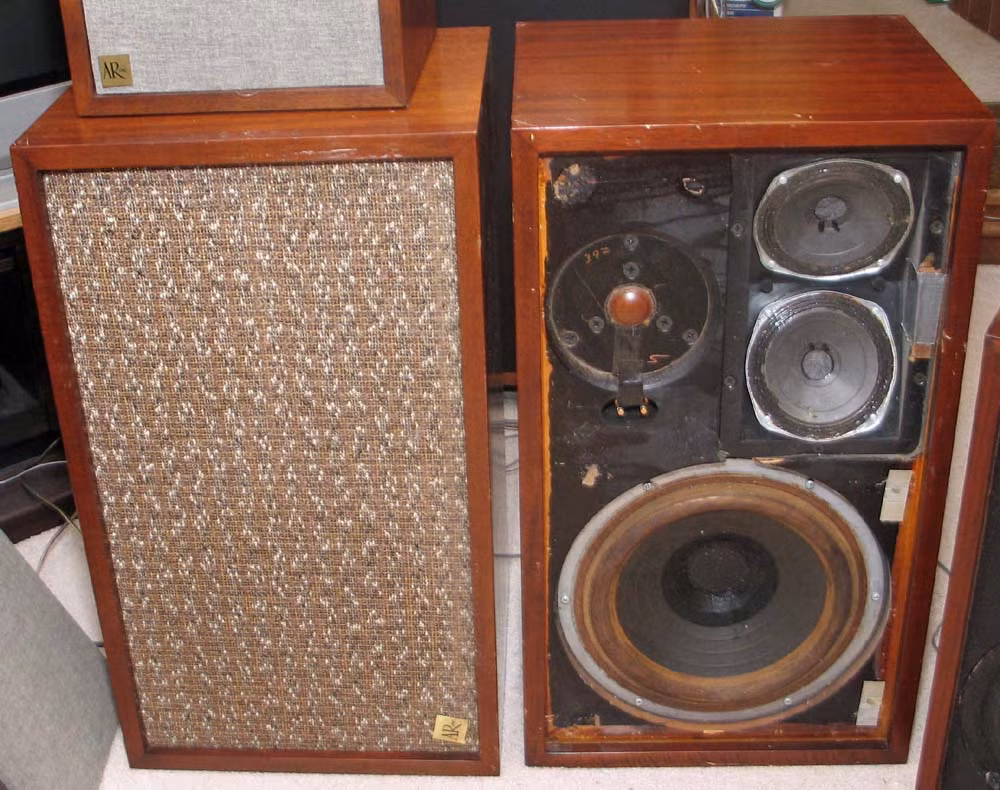 Nhờ có dòng loa này mà Acoustic Research trở thành nhà sản xuất đầu tiên trên thế giới sở hữu hệ thống loa treo cách âm. Ảnh: The Classic Speaker.