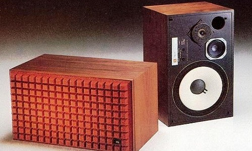 JBL L100 được xem là đòn bẩy làm thay đổi xu hướng nghe nhạc của giới audiophile. Loa JBL L100 sở hữu chất âm hoàn toàn khác so với những mẫu loa trước đó. Do đó nó được dùng làm chuẩn mực cho nhiều mẫu loa khác. Ảnh: Vintage Speaker.