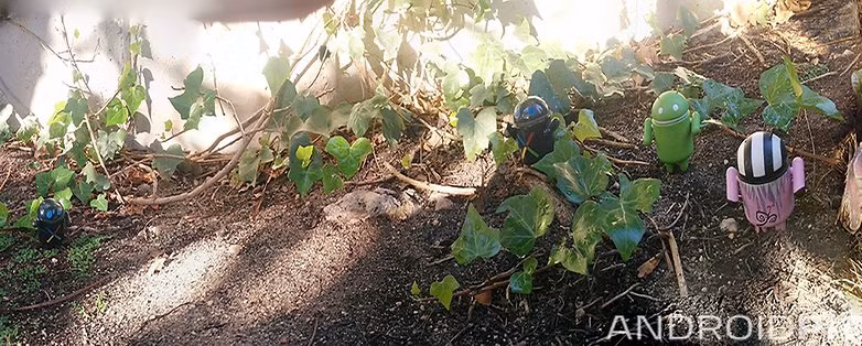 Thông qua chế độ Panorama trên ứng dụng Google Camera, bạn hoàn toàn có thể tạo ra một nghệ thuật ma quái khi cho chủ thể di chuyển cùng một bức ảnh khi đang chụp. Ảnh: Androidpit.