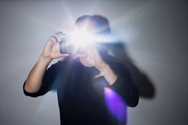 Đèn flash là công cụ giúp bạn tạo ra ánh sáng khi chụp ảnh trong điều kiện thiếu ánh sáng. Tuy nhiên, không nên lạm dụng dùng đèn flash vì đôi khi ánh sáng phát ra quá mức khiến màu sắc thay đổi, không theo ý của người chụp. Ảnh: Sini Kaki.