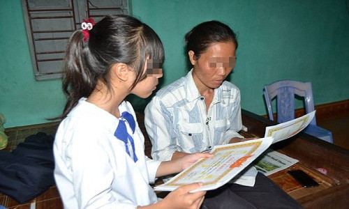 Niềm vui và sự động viên lớn nhất lúc này của chị T là đứa con gái ngoan ngoãn, học giỏi. Ảnh: Đức Tùy