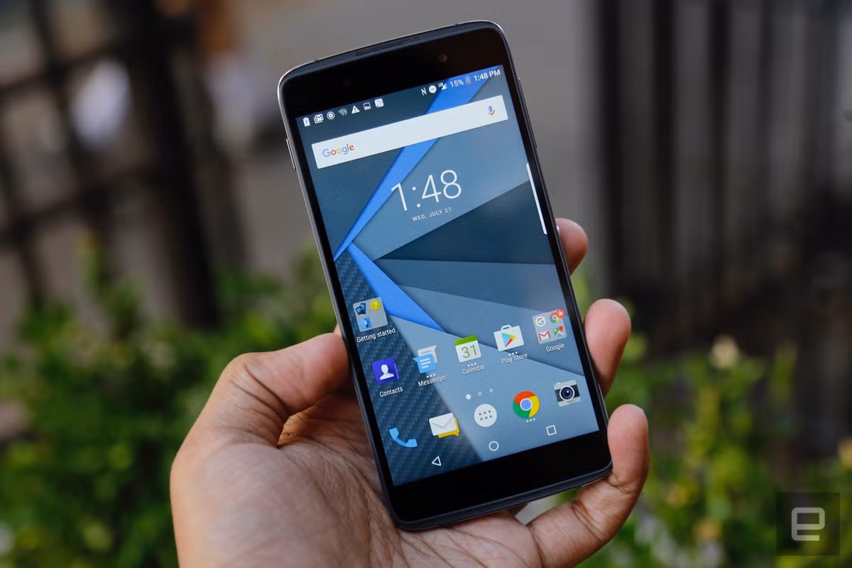 Phần mềm DTEK trên BlackBerry DTEK50 có khả năng quan sát các ứng dụng truy cập dữ liệu cá nhân, cũng như phát hành cảnh báo về trạng thái bảo mật của thiết bị khi người dùng đăt mật khẩu chưa đủ mạnh. Ảnh: Engadget.