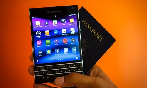 Ra đời vào tháng 9/2014, BlackBerry Passport hút người dùng bởi thiết kế khá "dị". Thay vì hình chữ nhật như bao sản phẩm khác, màn hình BlackBerry Passport có hình vuông 4.5 inch, độ phân giải 1.440 x 1.440 pixel. Ảnh: Cnet.