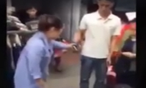 Thảo bị người dân quây đánh giữa đường sau khi trộm điện thoại.