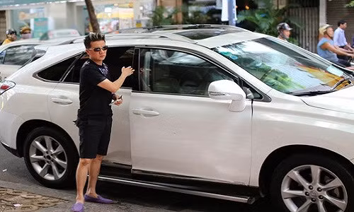 Lexus RX350 2011 là chiếc xe mang lại may mắn cho Đàm Vĩnh Hưng. Nó thuộc hàng khủng và đời mới nhất khi xuất hiện trên thị trường. Hiện vẫn chưa tìm thấy cái thứ 2 trong làng showbiz Việt.