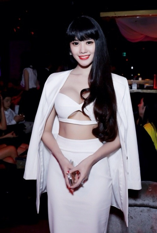 Linh Chi - đàn em thân thiết của Ngọc Trinh nói về tình yêu của đàn chị.