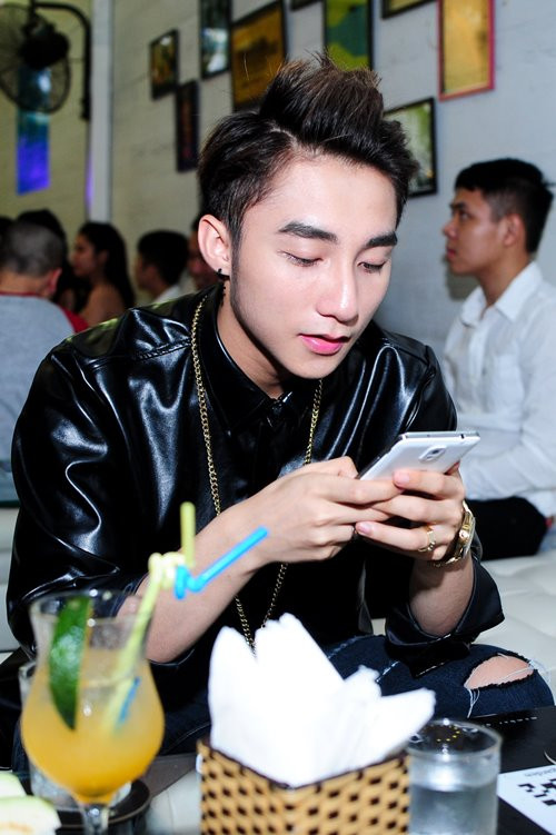 Sơn Tùng sử dụng điện thoại Oppo cho việc chơi game những lúc rảnh rỗi. Ảnh: Vietnamnet.