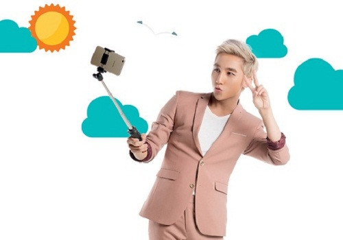 Chiếc gậy selfie giúp Sơn Tùng nhanh tay thực hiện bộ ảnh với nhiều sắc thái khi đi du lịch. Ảnh: Viettelstore.