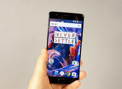10 - OnePlus 3. Một smartphone có thông số kỹ thuật cao cấp chỉ với giá 399 euro. OnePlus đã thực hiện được cú huých với sản phẩm mới của mình. Giống như Honor, OnePlus 3 chỉ được bán trực tuyến và cũng thật hợp lý khi sản phẩm này trở thành một trong những mô hình được tìm kiếm nhiều nhất trên Google. OnePlus 3T, thiết bị thay thế OnePlus3, mạnh mẽ hơn và tuổi thọ pin bền hơn.