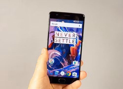 10 - OnePlus 3. Một smartphone có thông số kỹ thuật cao cấp chỉ với giá 399 euro. OnePlus đã thực hiện được cú huých với sản phẩm mới của mình. Giống như Honor, OnePlus 3 chỉ được bán trực tuyến và cũng thật hợp lý khi sản phẩm này trở thành một trong những mô hình được tìm kiếm nhiều nhất trên Google. OnePlus 3T, thiết bị thay thế OnePlus3, mạnh mẽ hơn và tuổi thọ pin bền hơn.