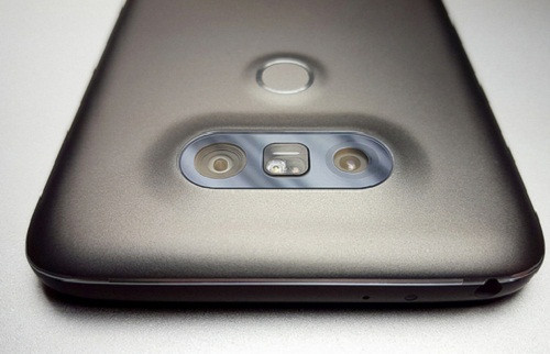 9 - LG G5. LG G5 được coi là đối thủ cạnh tranh đáng gờm nhất của Galaxy S7. Năm nay, LG đã đặt cược rủi ro với việc đề xuất một điện thoại thông minh mô-đun. Mặc dù chất lượng nhưng thiết bị đã không gặt hái được thành công như mong đợi. Chí ít nó làm người dùng thấy tò mò.