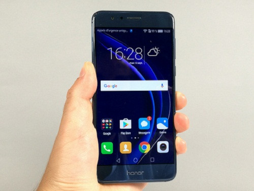 6 - Honor 8. Bất ngờ, thành viên mới nhất của gia đình Honor đã các smartphone chủ lực nổi tiếng để đứng thứ 6 trong bảng xếp hạng này, trong đó vượt qua cả Huawei P9, siêu phẩm của cùng nhà sản xuất. Ý tưởng là ra mắt thị trường công nghệ một mô hình điện thoại thông minh giá rẻ nhưng với thiết kế hấp dẫn. Sản phẩm này chỉ được bán trực tuyến, điều này không ảnh hưởng đến vị trí của nó trong bảng xếp hạng những smartphone được săn lùng nhiều nhất trên công cụ của Google.