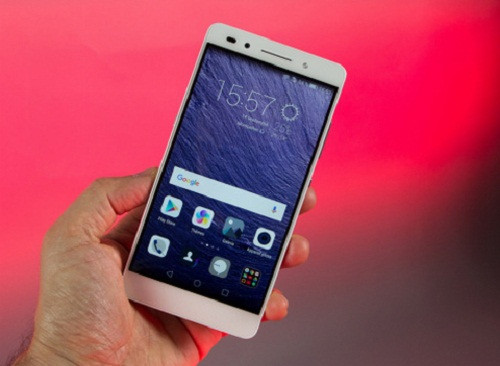 8 - Honor 7. Các điện thoại thông minh Honor đang được ưa chuộng. Honor 7, phiên bản năm ngoái của dòng sản phẩm này cũng có vị trí 10 xu hướng công nghệ cao Google. Với màn hình tuyệt đẹp và thiết kế tinh tế, mô hình điện thoại thông minh này này có nhiều điểm mạnh với giá chưa đến 300 euro (khoảng 7 triệu đồng).