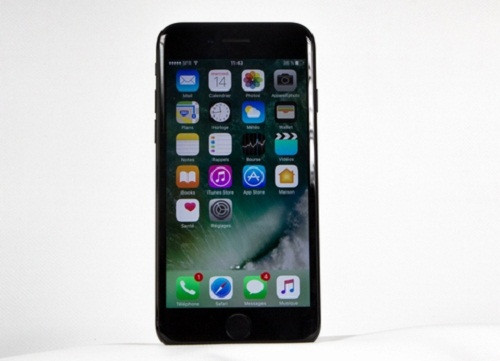 1 - iPhone 7. Pháp là một trong những thị trường ghi dấu thành công đối với các mô hình điện thoại thông minh của hãng Apple. Do đó, không có gì ngạc nhiên khi mô hình iPhone mới nhất lại luôn ở vị trí đầu tiên trong danh sách các sản phẩm công nghệ được tìm kiếm nhiều nhất, mặc dù thiết bị đã không thực sự đem đến cuộc cách mạng cho phân khúc điện thoại thông minh cao cấp.