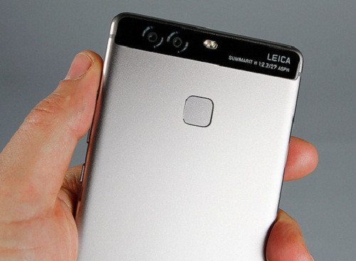 7 - Huawei P9. Cuối cùng Huawei P9 cũng được nhắc tới, nhưng sau Honor 8. Các "chủ lực" của Huawei nhà tạo ra sự nhiệt tình, mà không bị tràn. Nằm giữa hai mô hình điện thoại thông minh Honor - thương hiệu với các sản phẩm niêm yết giá cạnh tranh nhất từ nhà sản xuất Trung Quốc Huawei, P9 xứng đáng với vị trí thứ 7 của mình.