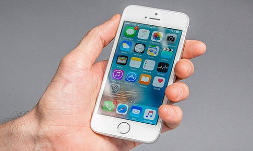 2 - iPhone SE. Nhỏ gọn, mạnh mẽ nhưng giá cả rất phải chăng, phiên bản “giá rẻ” của iPhone đã đánh trúng tâm lý của những fan công nghệ cao. Với mô hình này, Apple đã thành công trong việc xâm nhập vào phân khúc thị trường mới của họ.